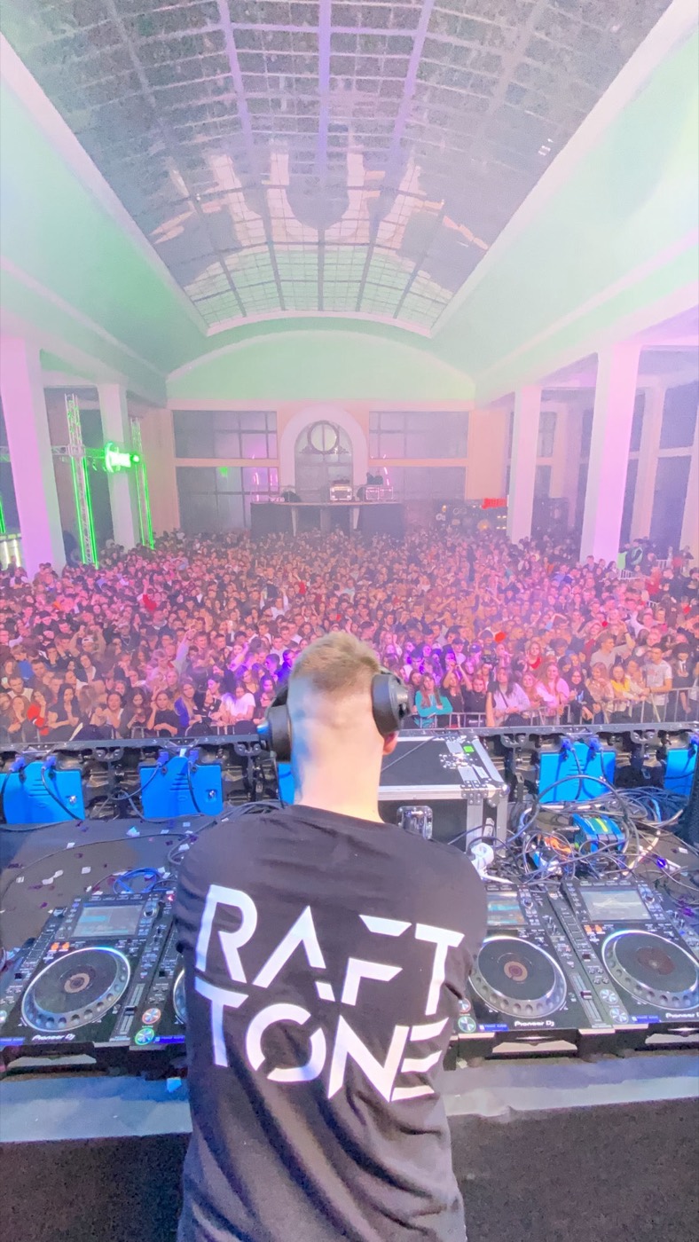Raft Tone на фестивалі — багатотисячний танцпол