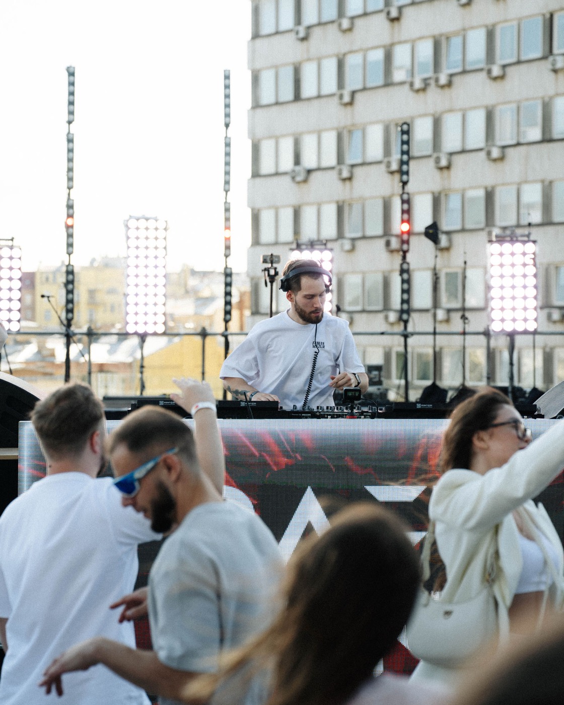 Raft Tone за пультом на open-air