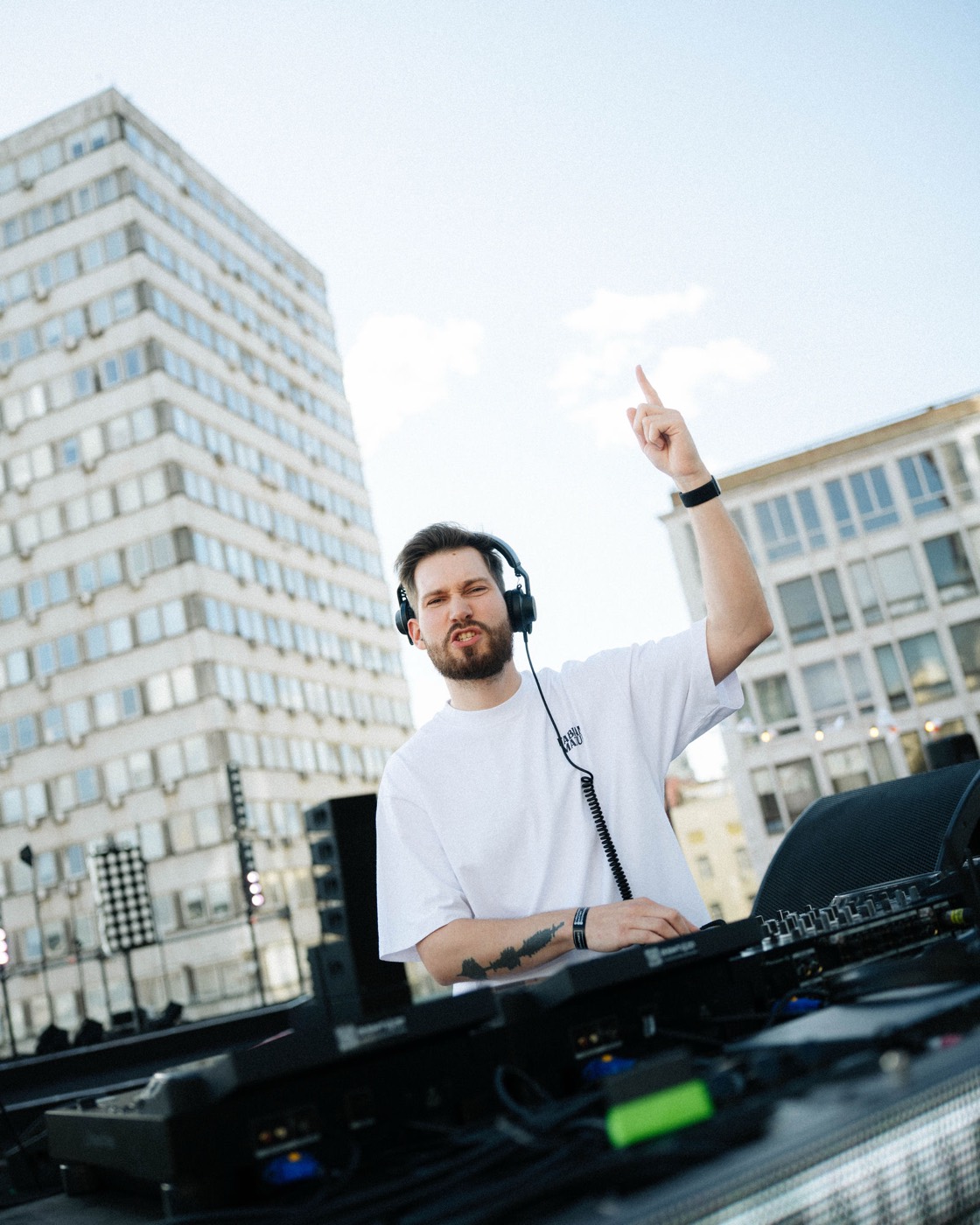 Raft Tone за пультом на open-air